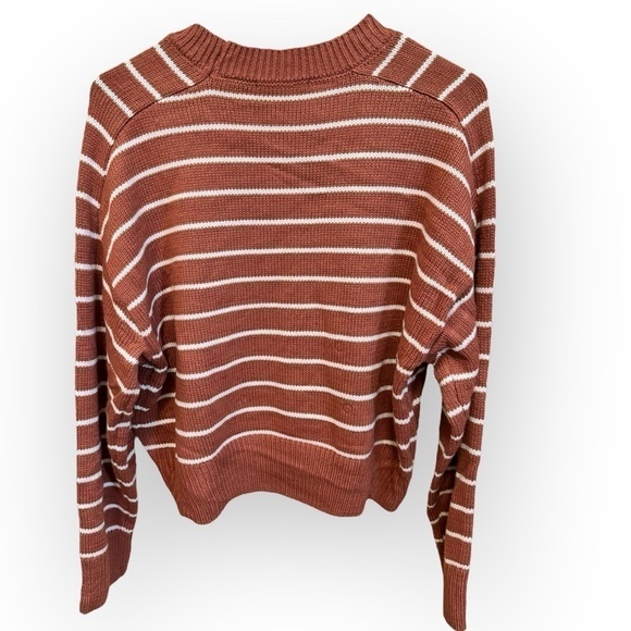 T Tahari | Saddle Stripe Long Sleeve Crop Sweater (M) - Picture 2 of 4
